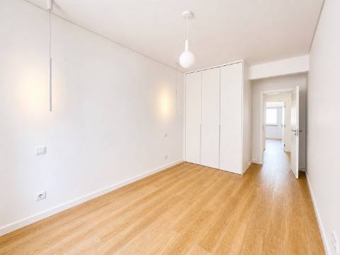 Elegante apartamento T2 totalmente renovado com elevador e varanda, na Graça em Lisboa