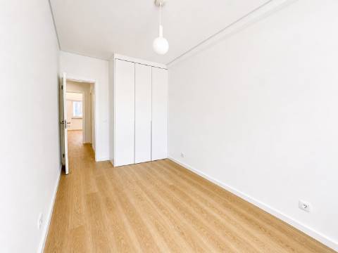 Elegante apartamento T2 totalmente renovado com elevador e varanda, na Graça em Lisboa