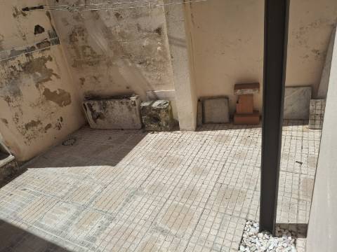Apartamento com terraço para reabilitação - São Vicente