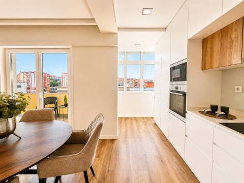 Apartamento T3 com varanda em reabilitação - Benfica