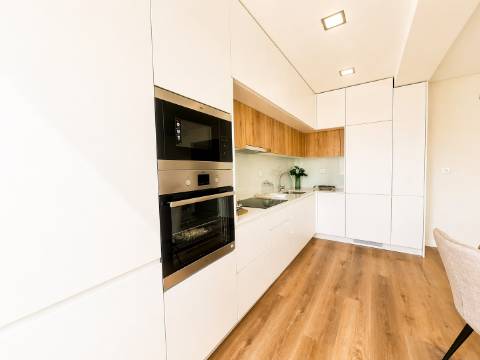 Apartamento T3 com varanda em reabilitação - Benfica