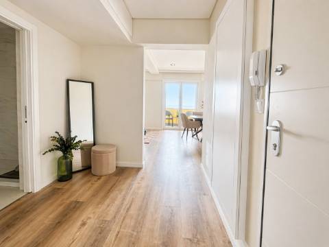 Apartamento T3 com varanda em reabilitação - Benfica