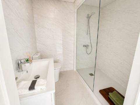 Apartamento T3 com varanda em reabilitação - Benfica