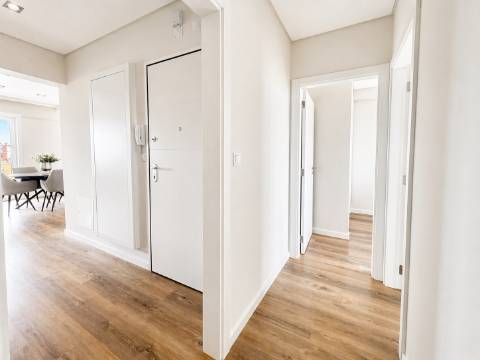 Apartamento T3 com varanda em reabilitação - Benfica