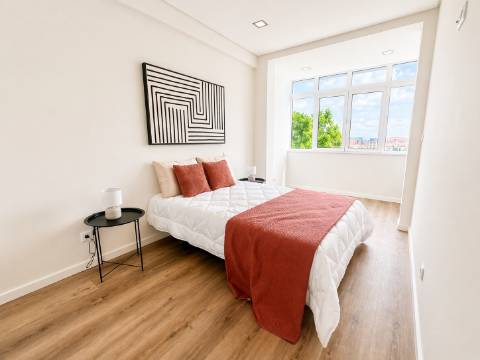 Apartamento T3 com varanda em reabilitação - Benfica