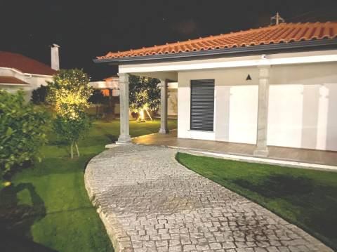 Moradia Contemporânea Térrea Totalmente Autónoma a 2 Minutos da Praia