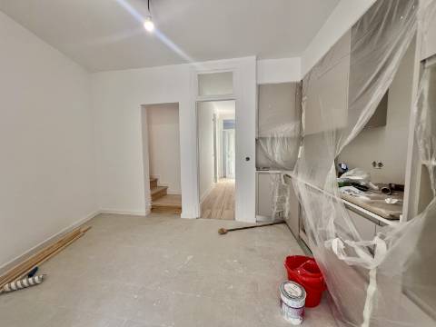 T3 Duplex totalmente recuperado na Avenida General Roçadas - viva em Lisboa com conforto e exclusividade