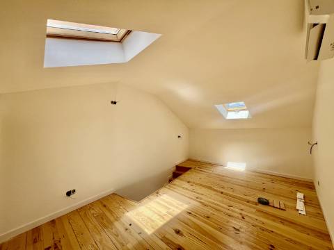 T3 Duplex totalmente recuperado na Avenida General Roçadas - viva em Lisboa com conforto e exclusividade