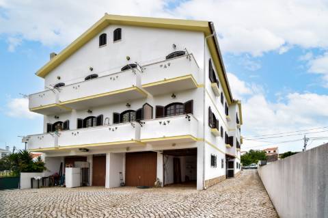Apartamento T2+1 com garagem fechada na Foz do Arelho