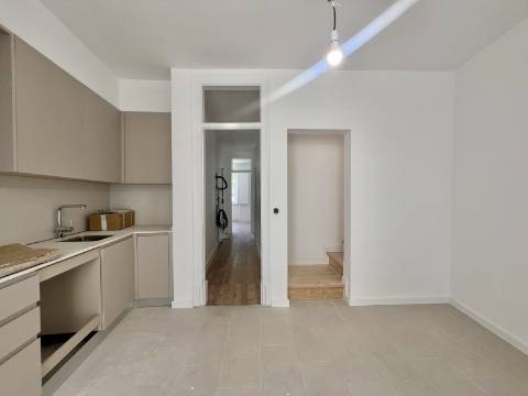 T3 Duplex totalmente recuperado na Avenida General Roçadas - viva em Lisboa com conforto e exclusividade