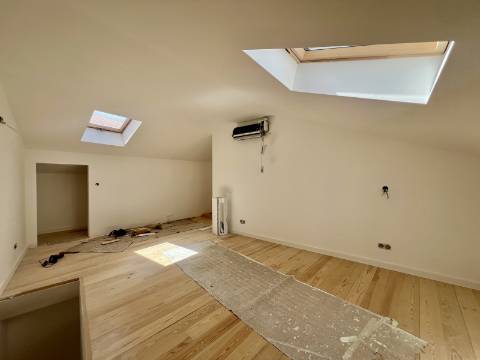 T3 Duplex totalmente recuperado na Avenida General Roçadas - viva em Lisboa com conforto e exclusividade