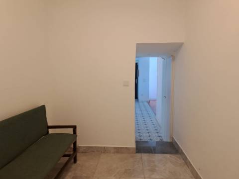 Moradia para recuperar com anexos e logradouro em Ourém