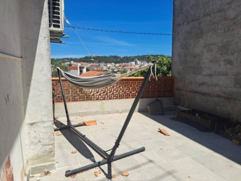 Moradia para recuperar com anexos e logradouro em Ourém