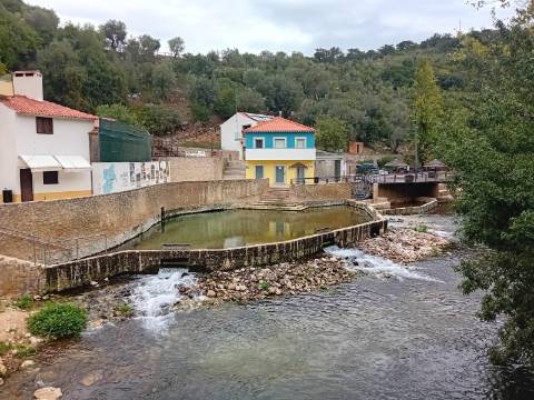 Moradia para recuperar com anexos e logradouro em Ourém