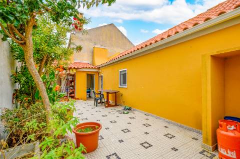 Moradia T2 com quintal e churrasqueira na Foz do Arelho