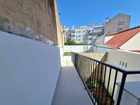 Exclusivo T2 novo com jardim privativo e piscina | Penha de França