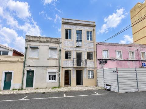 Prédio de charme em azulejo em Campo de Ourique | Elevado potencial de valorização | Lisboa