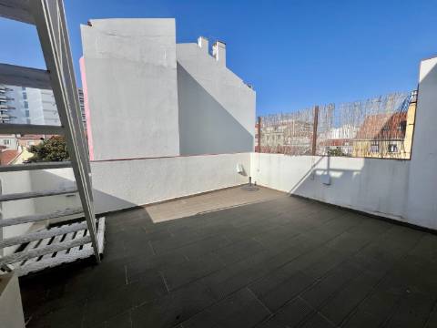 Prédio de charme em azulejo em Campo de Ourique | Elevado potencial de valorização | Lisboa