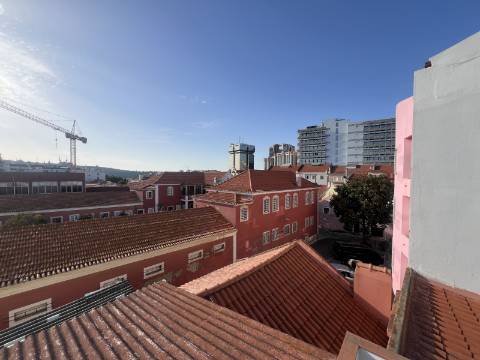 Prédio de charme em azulejo em Campo de Ourique | Elevado potencial de valorização | Lisboa