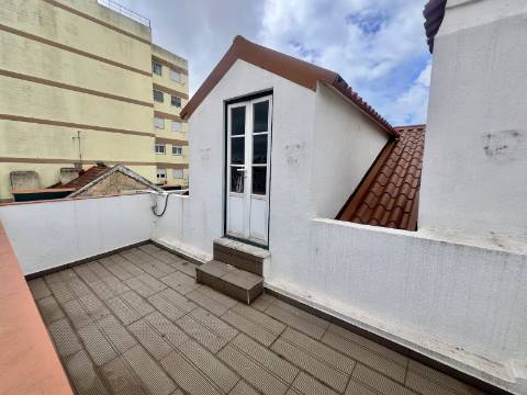 Prédio de charme em azulejo em Campo de Ourique | Elevado potencial de valorização | Lisboa