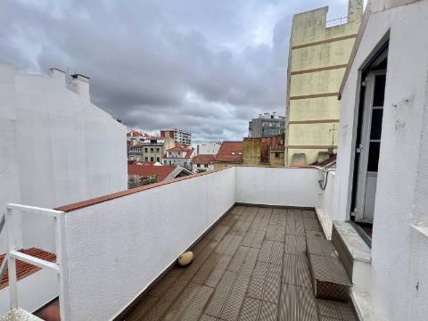 Prédio de charme em azulejo em Campo de Ourique | Elevado potencial de valorização | Lisboa