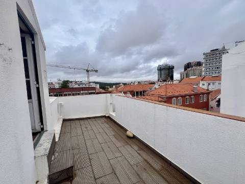 Prédio de charme em azulejo em Campo de Ourique | Elevado potencial de valorização | Lisboa