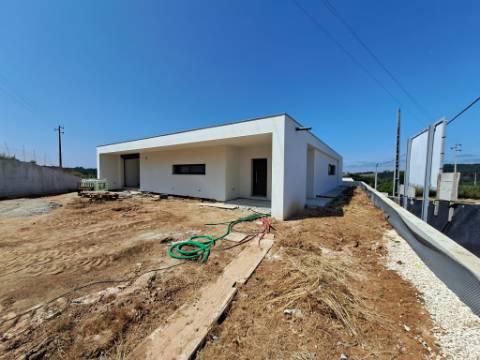 Moradia V3 com Piscina e Garagem em Salir de Matos