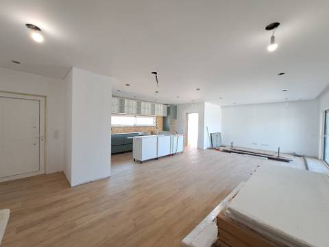 Moradia V3 com Piscina e Garagem em Salir de Matos