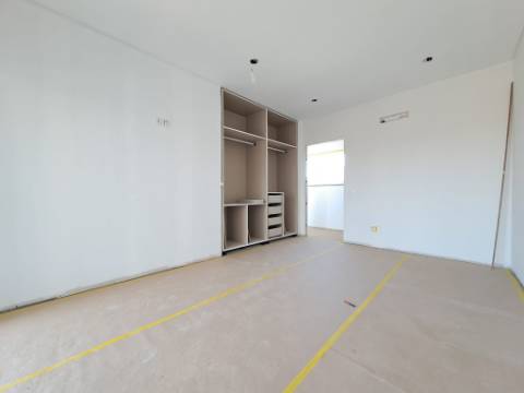 Moradia V3 com Piscina e Garagem em Salir de Matos