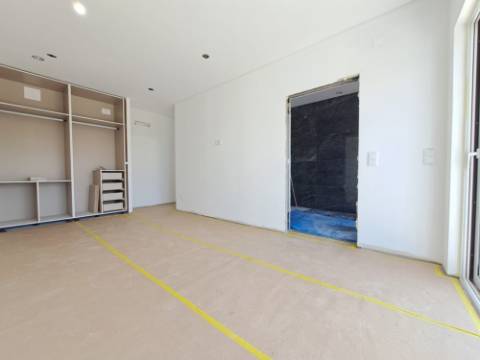 Moradia V3 com Piscina e Garagem em Salir de Matos