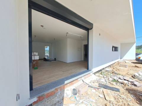 Moradia V3 com Piscina e Garagem em Salir de Matos