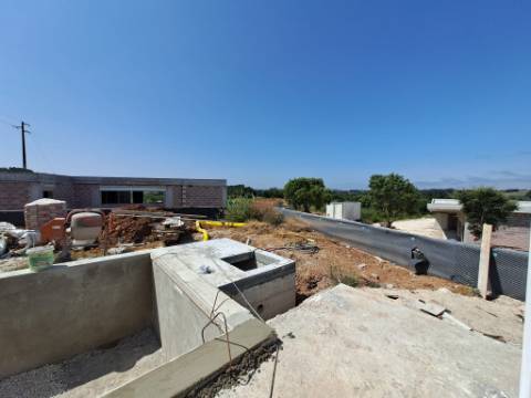 Moradia V3 com Piscina e Garagem em Salir de Matos