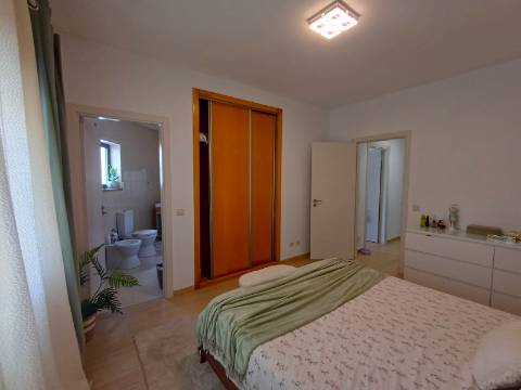 T2 Remodelado com Garagem, Centro da Marinha Grande