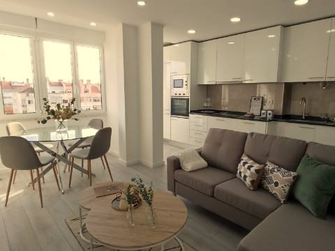 T3 de Excelência em Benfica | Elegância, Conforto e Localização Premium