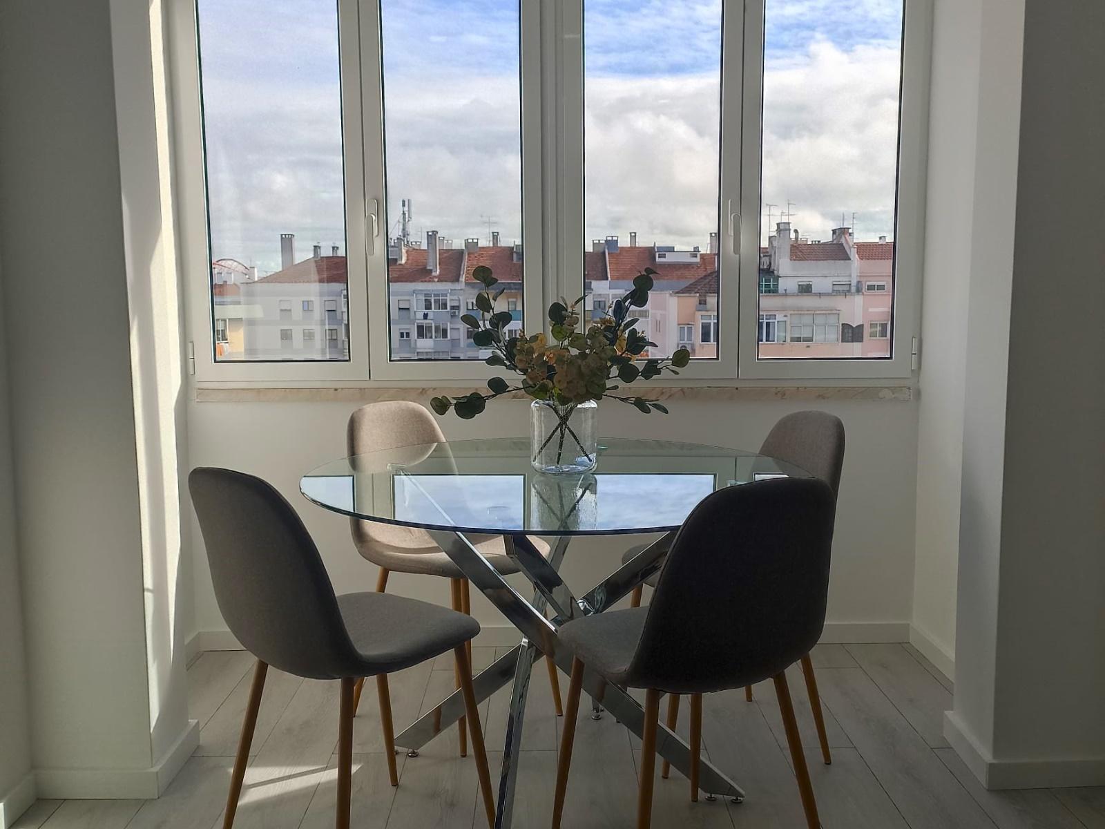 T3 de Excelência em Benfica | Elegância, Conforto e Localização Premium