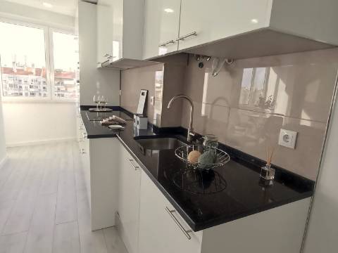 T3 de Excelência em Benfica | Elegância, Conforto e Localização Premium