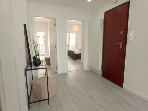 T3 de Excelência em Benfica | Elegância, Conforto e Localização Premium