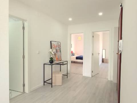 T3 de Excelência em Benfica | Elegância, Conforto e Localização Premium