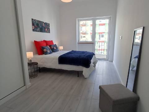 T3 de Excelência em Benfica | Elegância, Conforto e Localização Premium