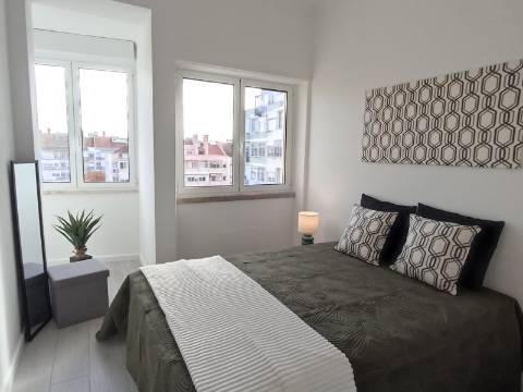 T3 de Excelência em Benfica | Elegância, Conforto e Localização Premium