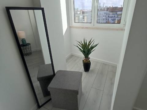 T3 de Excelência em Benfica | Elegância, Conforto e Localização Premium