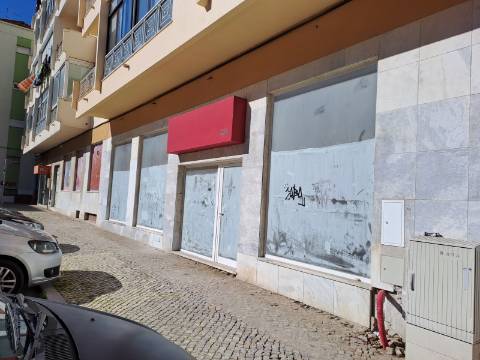 Loja com boas montras e terraço