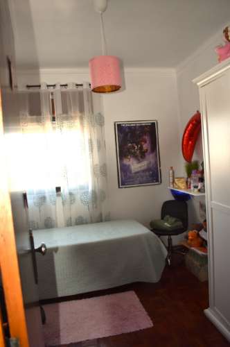 Apartamento T4 transformado em T3 com garagem