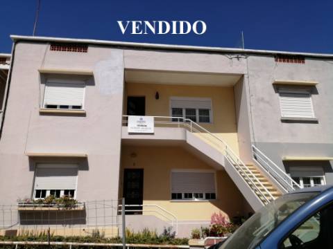 Apartamento T4, com terraço a 10 minutos da praia