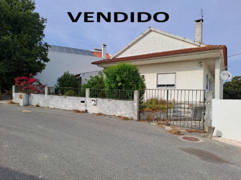 Casa T2 com aproveitamento de sótão, tertúlia e terreno