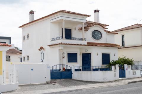 Moradia T4 - 5 assoalhadas com garagem para 2 carros