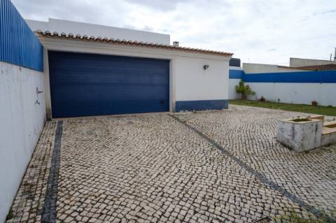 Moradia T4 - 5 assoalhadas com garagem para 2 carros