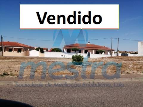 Terreno para construção de moradia unifamiliar e garagem