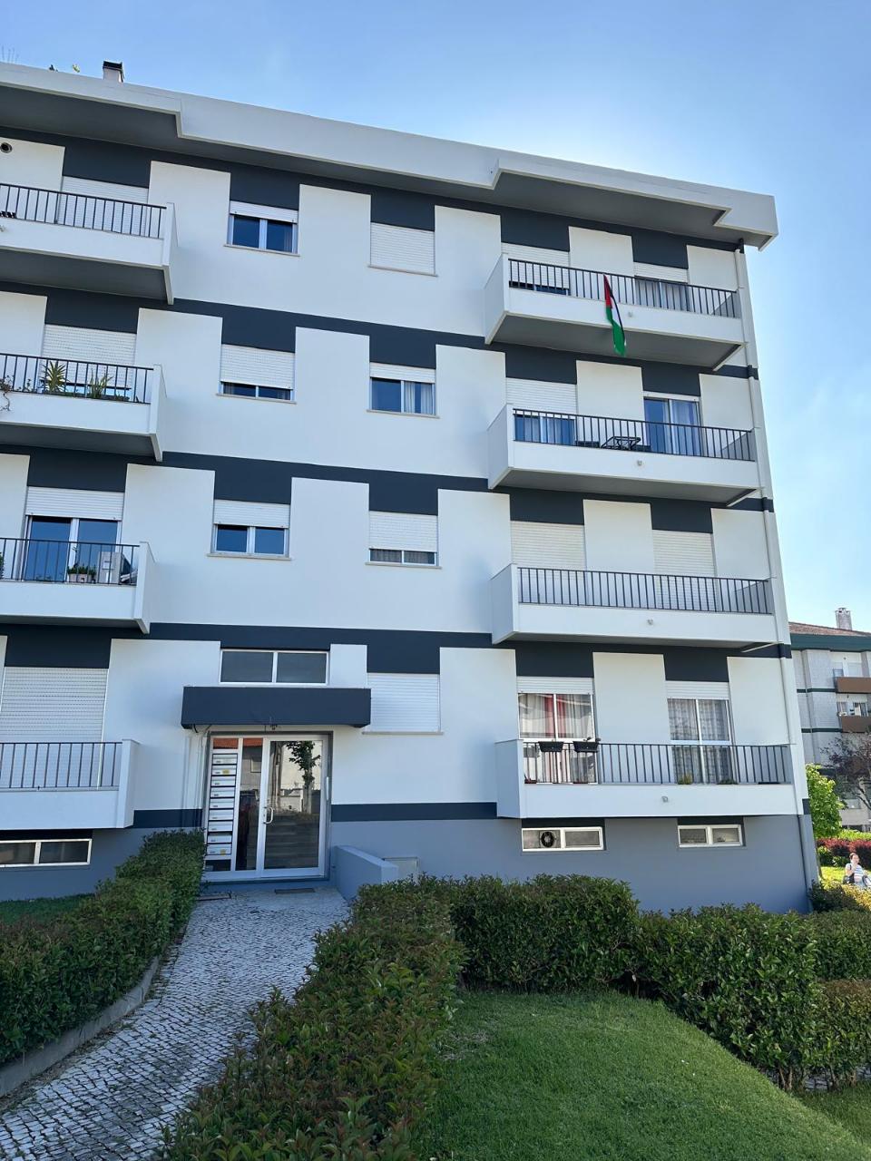 Apartamento T3 com garagem individual com 36m2