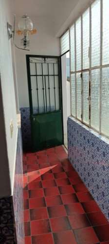 Moradia com armazém e quintal